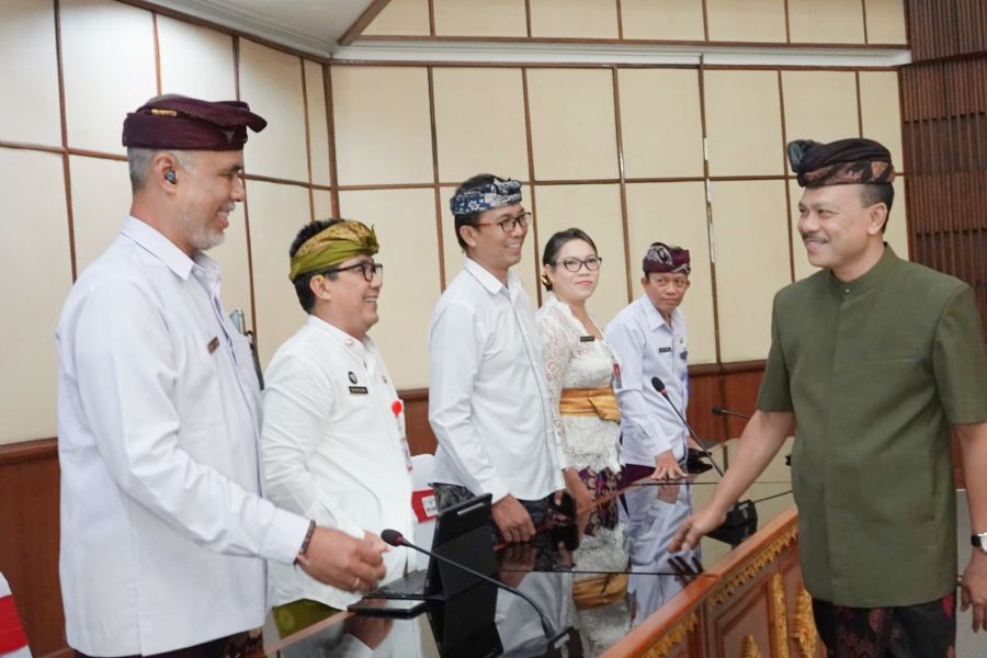Sekretaris Daerah Provinsi Bali Dewa Made Indra melantik I.G.N. Erlangga Bayu Rahmanda Putra sebagai anggota pengganti antarwaktu (PAW) Komisi Penyiaran Indonesia Daerah (KPID) Bali di Gedung Wiswa Sabha Utama, Kantor Gubernur Bali, di Denpasar, Rabu (15/7/2026). (foto/sukadana)