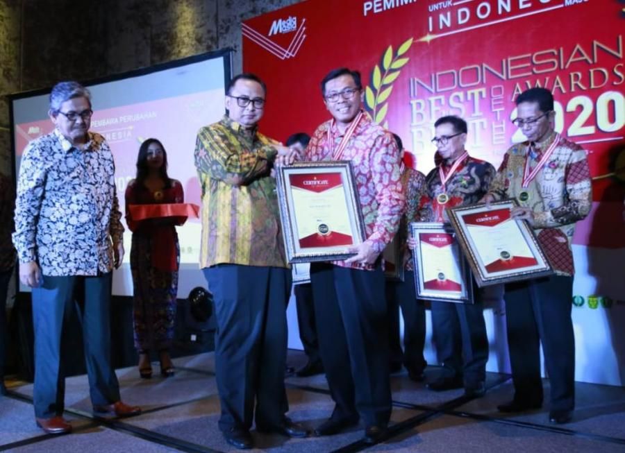 podiumnews.com-Bupati Tabanan Dapat Penghargaan Pemimpin Pembawa Perubahan