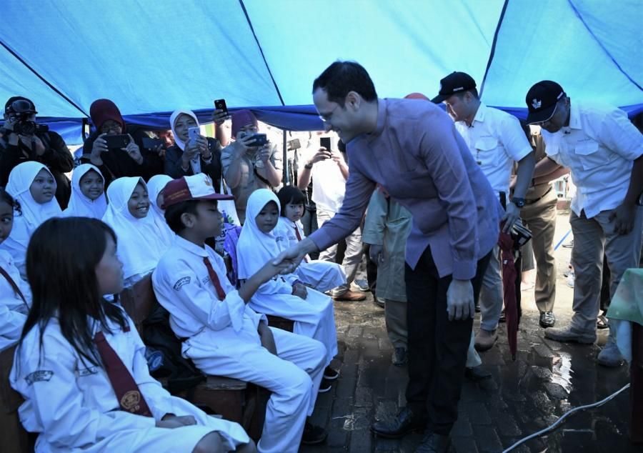 podiumnews.com-Sekolah Roboh, Mendikbud: Sementara Belajar Gunakan Tenda