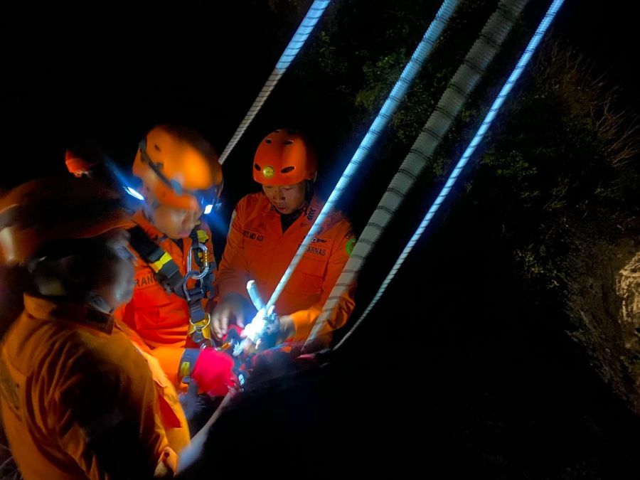 EVAKUASI MALAM: Tim SAR Gabungan mengevakuasi seorang lansia yang terjebak di tebing Pantai Pandawa saat menyelamatkan seekor anjing. (foto/hes)
