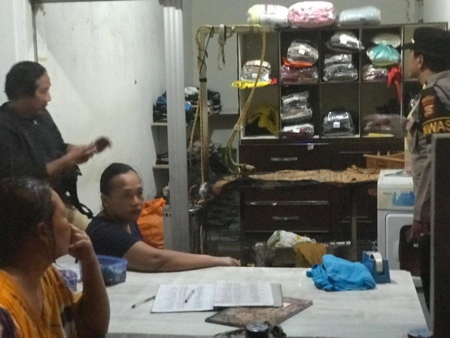 Usaha laundry yang terletak di Jalan Tukad Unda II, Desa Sumerta Kelod, Denpasar Timur, Denpasar, Bali, nyaris ludes terbakar, Rabu (21/1/2026) malam. (foto/hes)