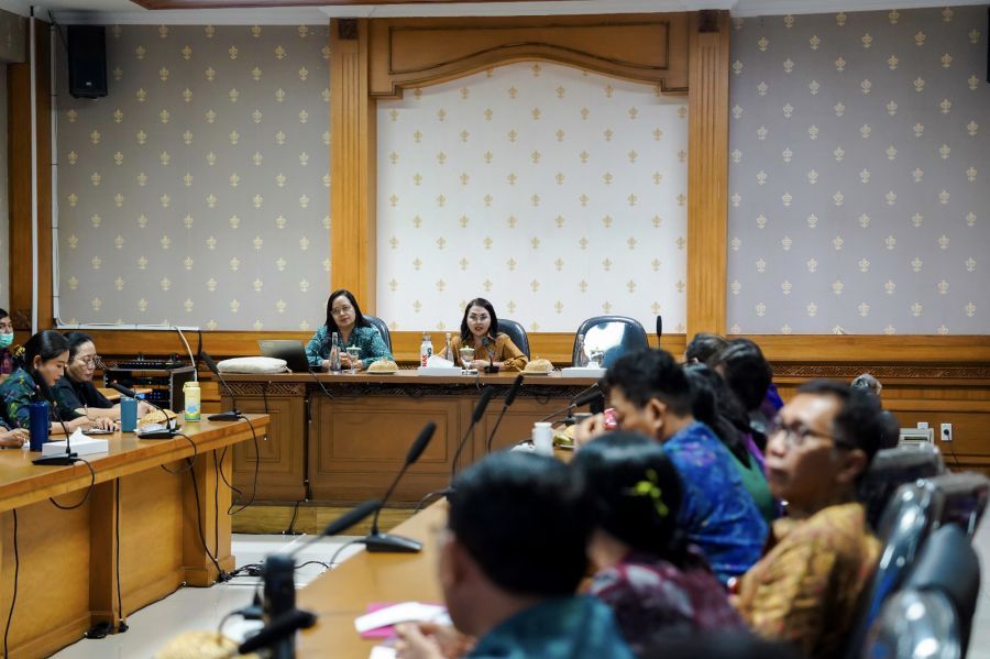 Ketua TP. PKK Badung, Nyonya Rasniathi Adi Arnawa saat memimpin Rakor Sinkronisasi bersama 16 OPD di Ruang Rapat Lantai III, Balai Budaya Giri Nata Mandala, Badung, Bali, Selasa (27/1/2026). (foto/adi)