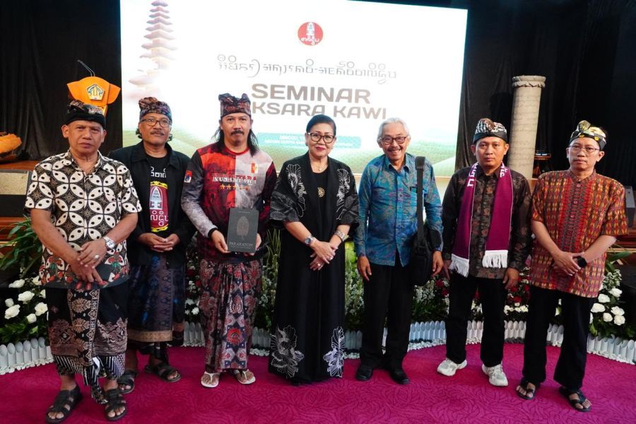 Ibu Putri Koster hadir memberikan sambutan sekaligus membuka Seminar Aksara Kawi dalam rangka Peringatan 1112 Tahun Prasasti Blanjong di Gedung Kerta Sabha, Denpasar, Bali, Minggu (15/2/2026). (Foto/sukadana)