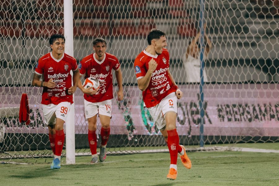 Pemain Bali United melakukan selebrasi setelah menceploskan gol ke gawang PSBS Biak pada pekan ke-26 BRI Super League 2025/26, di Stadion Kapten I Wayan Dipta, Gianyar, Bali, Senin (6/4/2026) malam. (baliutd.com)