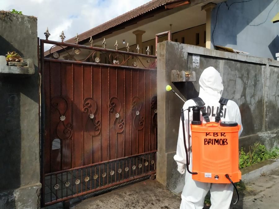 podiumnews.com-Cegah Penyebaran Virus, Jalan Protokol di Banjar Abian Kapas Disemprot Disinfektan