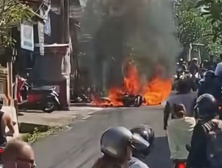 Sepeda motor terbakar, di dekat sebuah bengkel Gunung Sanghyang, Kerobokan Kaja, Kuta Utara, Kabupaten Badung, Bali, Jumat (27/3/2026) sekitar pukul 10.20 Wita. (foto/hes)