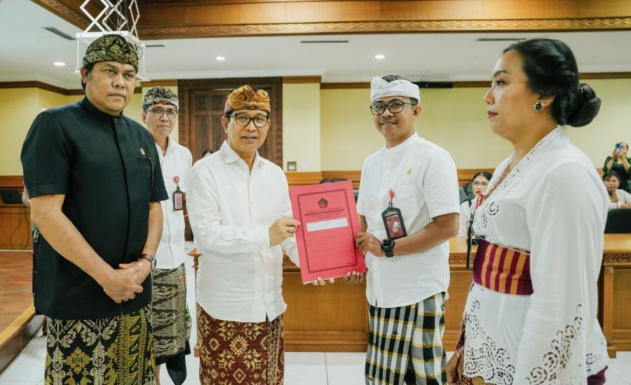 podiumnews.com-Serahkan SK 25 Kepsek, Bupati Badung Tekankan Integritas dan Mutu Pendidikan