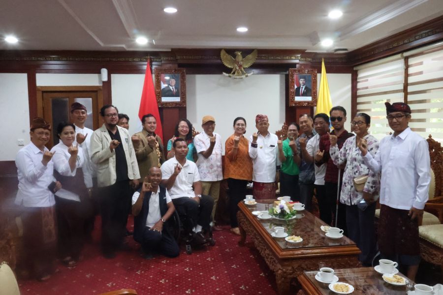 Gubernur Bali Wayan Koster menerima audiensi Pusat Pemberdayaan Penyandang Disabilitas (Puspadi) Bali bersama jajaran Komisi Disabilitas Bali dan sejumlah organisasi penyandang disabilitas di Kantor Gubernur Bali, Renon, Denpasar, Bali, Senin (10/11/2025). (Foto/sukadana)