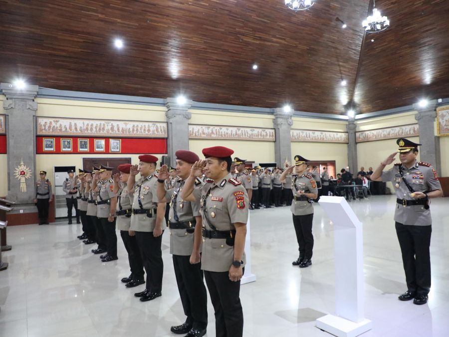 Kapolda Bali Irjenpol Daniel Adityajaya SIK memimpin acara serah terima jabatan (sertijab) yang berlangsung di Gedung Presisi Polda Bali, Rabu (7/1/2026). (foto/hes)