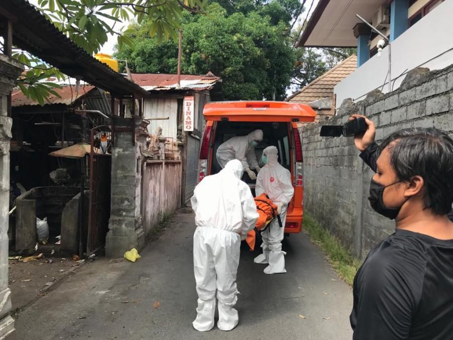 podiumnews.com-Meninggal Mendadak, Jenazah Yuri Dievakuasi dengan APD Lengkap