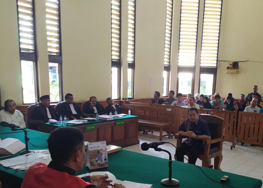 podiumnews.com-Sidang Hingga Malam, PN Denpasar Belum Bisa Tanpa Pengunjung