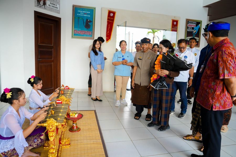 Bunda Anti Narkoba Kabupaten Badung, Nyonya Rasniathi Adi Arnawa saat sosialisasi P4GN di SMP Negeri 5 Abiansemal, Badung, Bali, Kamis (15/10/2026). (foto/adi)