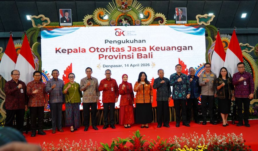 Gubernur Bali Wayan Koster menghadiri pengukuhan Kepala Otoritas Jasa Keuangan (OJK) Provinsi Bali di Ruang Uluwatu, Kantor OJK Bali, Denpasar, Bali, Selasa (14/4/2026). (foto/sukadana)