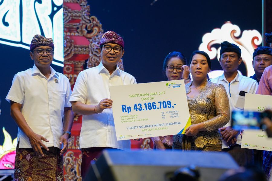 Bupati Badung I Wayan Adi Arnawa, saat membuka kegiatan Singasari Expo IV Tahun 2026 di Lapangan Kopral I Wayan Surem, Desa Blahkiuh, Kecamatan Abiansemal, Badung, Bali, Kamis (20/8/2026). (foto/adi)