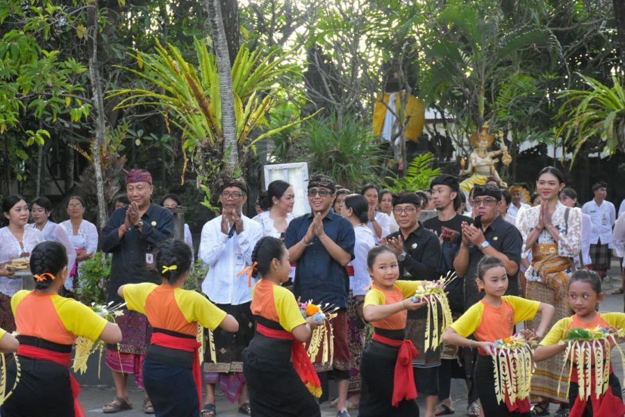Walikota Denpasar, I Gusti Ngurah Jaya Negara saat meninjau langsung pengenalan muatan lokal lewat mesolah dan megending kepada peserta didik di SD Negeri Tulangampiang, Denpasar, Bali, Kamis (23/7/2026). (foto/sukadana)
