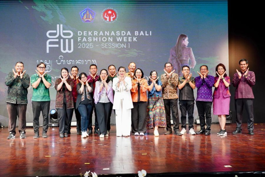 podiumnews.com-Siswa SMA/SMK Denpasar Pamer Desain Karya Tenun Lokal di DBFW