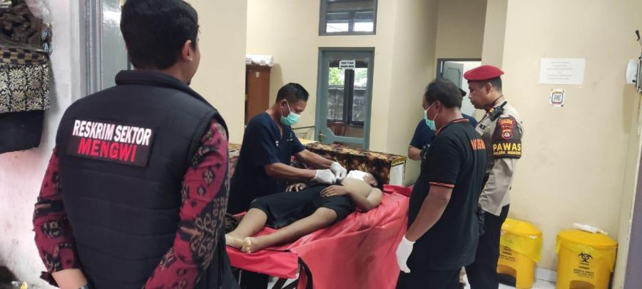 Jenazah siswa SMP yang tewas di DAM Subak Tegan, Banjar Panglan Kelurahan Kapal, Kecamatan Mengwi, Badung, Bali, Jumat (7/11/2025), terbaring di RSUD Mangusada. (foto/hes)