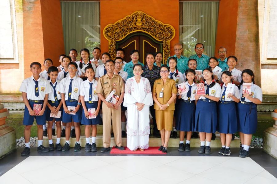 Ketua TP PKK Bali Ny. Putri Koster saat menerima audiensi dari perwakilan SMPN 1 Denpasar di Kediaman Resmi Gubernur Bali, Jaya Sabha, Denpasar, Senin (3/11/2025). (Foto/sukadana)