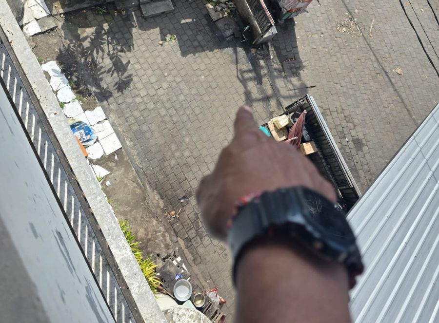 Warga menunjukkan tempat pelajar SD loncat dari lantai 3 Pasar Desa Adat Serangan, Denpasar Selatan, Denpasar, Bali, Minggu (19/4/2026). (foto/hes)