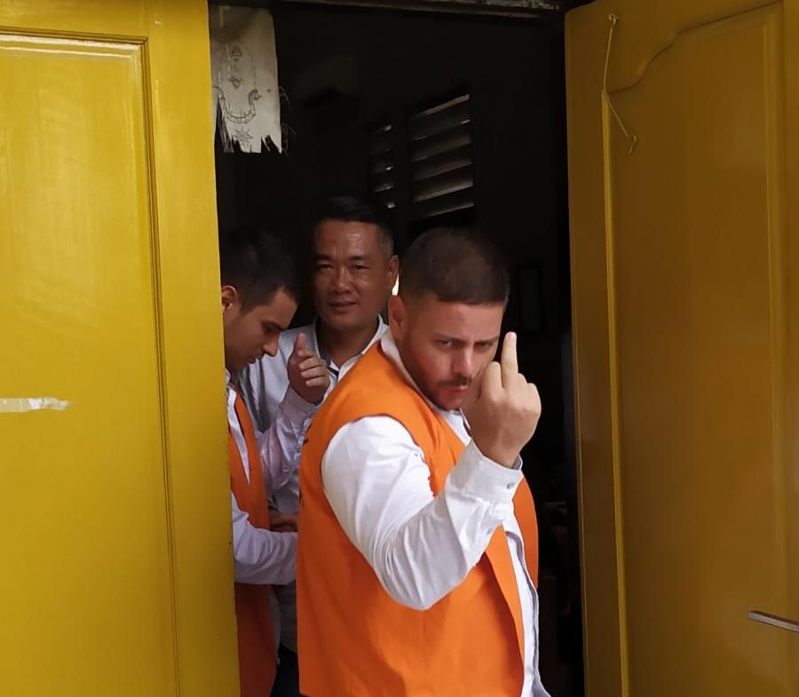 WNA Pelaku Skimming Beri Salam Jari Tengah, Justru Dituntut Ringan