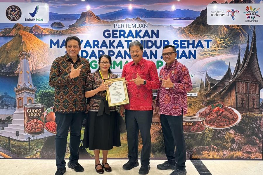 Wakil Bupati Tabanan I Made Dirga bersama Kepala SMPN 2 Kediri Tabanan menerima penghargaan Juara I Lomba Sekolah yang Melaksanakan Pembudayaan Keamanan Pangan Tahun 2026 yang diselenggarakan oleh Badan Pengawas Obat dan Makanan (BPOM), yang digelar di Aula Gedung Bhinneka Tunggal Ika, BPOM, Jakarta Pusat, Selasa (20/10/2026). (foto/prokopimtabanan)