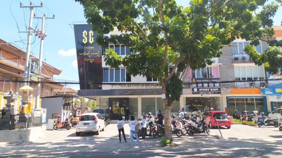 podiumnews.com-Puluhan Orang Datangi Kantor Solid Gold Denpasar Tuntut Pengembalian Uang