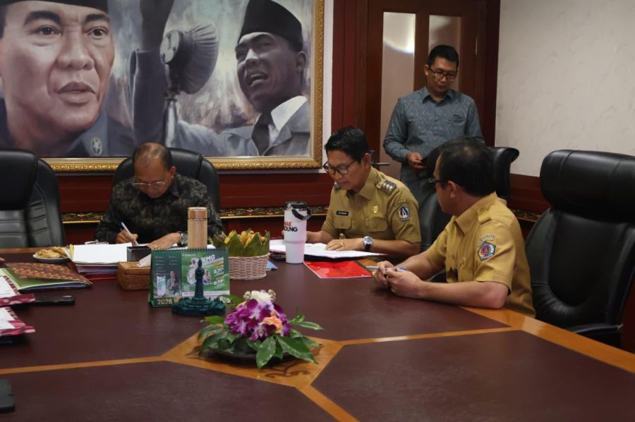 Bupati Badung I Wayan Adi Arnawa menandatangani perjanjian kerjasama pembangunan fasilitas Pengolahan Sampah menjadi Energi Listrik (PSEL) Denpasar Raya di Kantor Gubernur Bali, Renon, Denpasar, Bali, Senin (13/4/2026). (foto/adi)