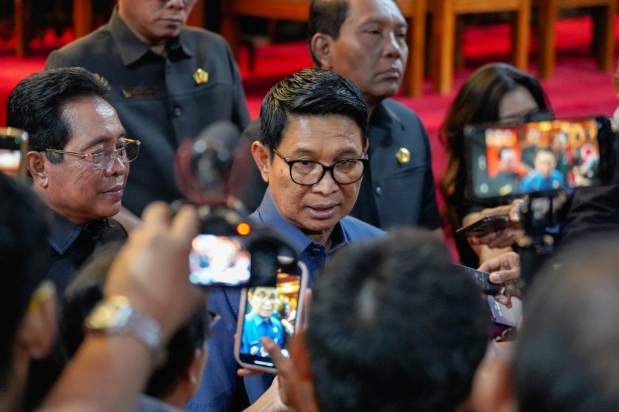 Bupati Arnawa memberikan penjelasan terkait program reward atau insentif kepada warga Lansia yang tertunda akibat masalah regulasi seusai Rapat Paripurna di Ruang Sidang Utama Gosana Sekretariat DPRD Badung, Jumat (7/11/2025). (foto/adi)