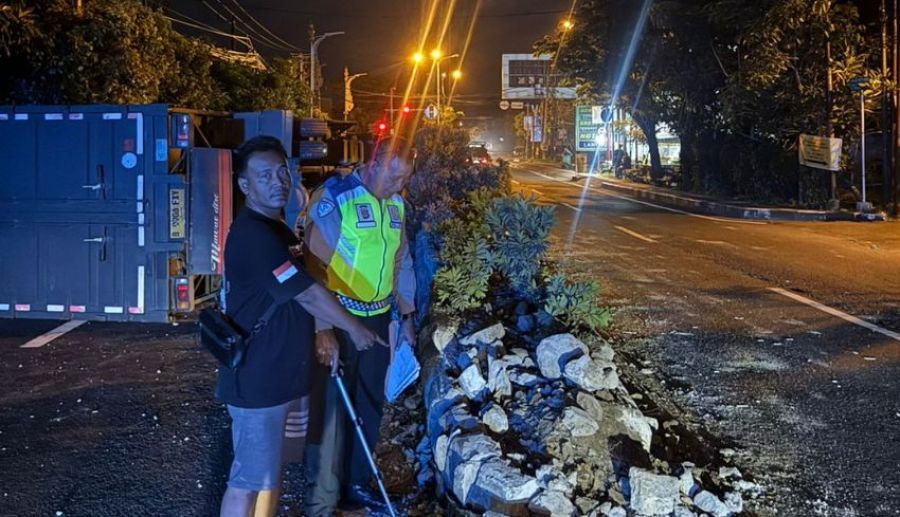 Truk Isuzu mengalami kecelakaan tunggal di Jalan Gatot Subroto Timur, tepatnya di depan Azmi Gypsum KM 6, Desa Kesiman Kertalangu, Denpasar Timur, Denpasar, Bali, Minggu (5/4/2026) malam. (foto/hes)