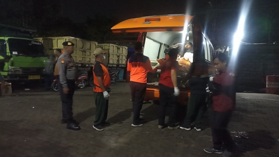 Sopir truk bernama Dodik Praminto (51) ditemukan tak bernyawa di dalam Gudang PT. Harapan Jaya di Jalan Bypass Ida Bagus Mantra, Desa Kesiman Kertalangu, Denpasar Timur, Denpasar, Bali, Selasa (17/2/2026). (foto/hes)