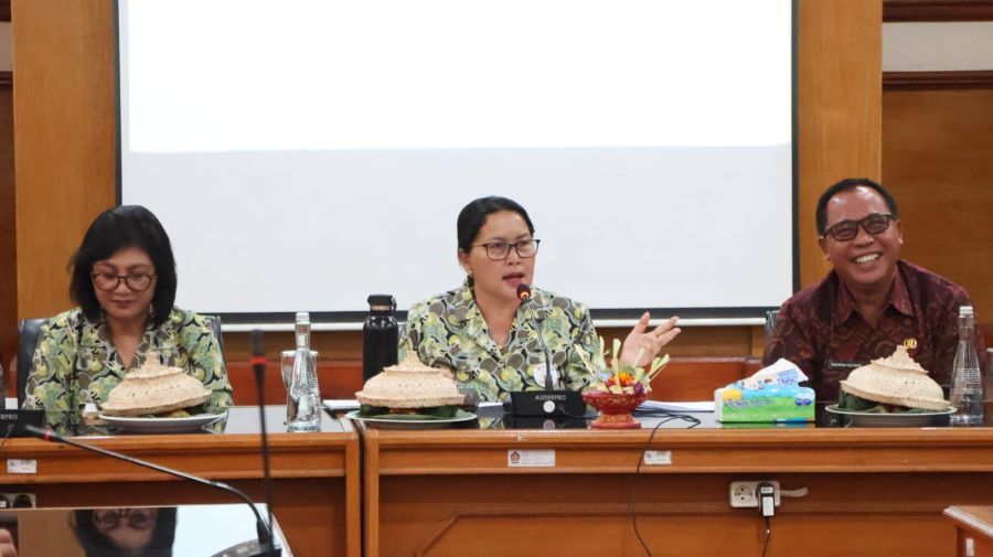 Ketua Forum PUSPA (Partisipasi Publik untuk Kesejahteraan Perempuan dan Anak) Provinsi Bali, Ny. Seniasih Giri Prasta menjadi narasumber dalam Sosialisasi Kabupaten Layak Anak (KLA) di Kantor Bupati Buleleng, Bali, Selasa (31/3/2026). (foto/sukadana)