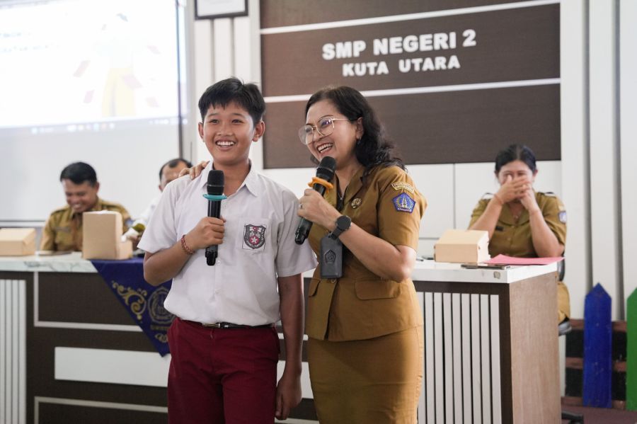podiumnews.com-Sosialisasi Bahaya Narkoba di SMPN 2 Kuta Utara, Ny Rasniathi Dorong Bangun Pertahanan