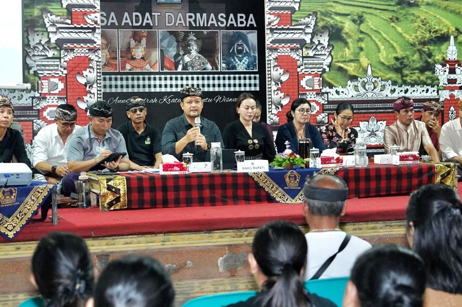 Wabup Badung Bagus Alit Sucipta menghadiri dan memberi arahan saat Sosialisasi Pembuatan Teba Modern di Wantilan Pura Desa Desa Adat Darmasaba, Kecamatan Abiansemal, Badung, Bali, Minggu (15/2/2026). (foto/adi)