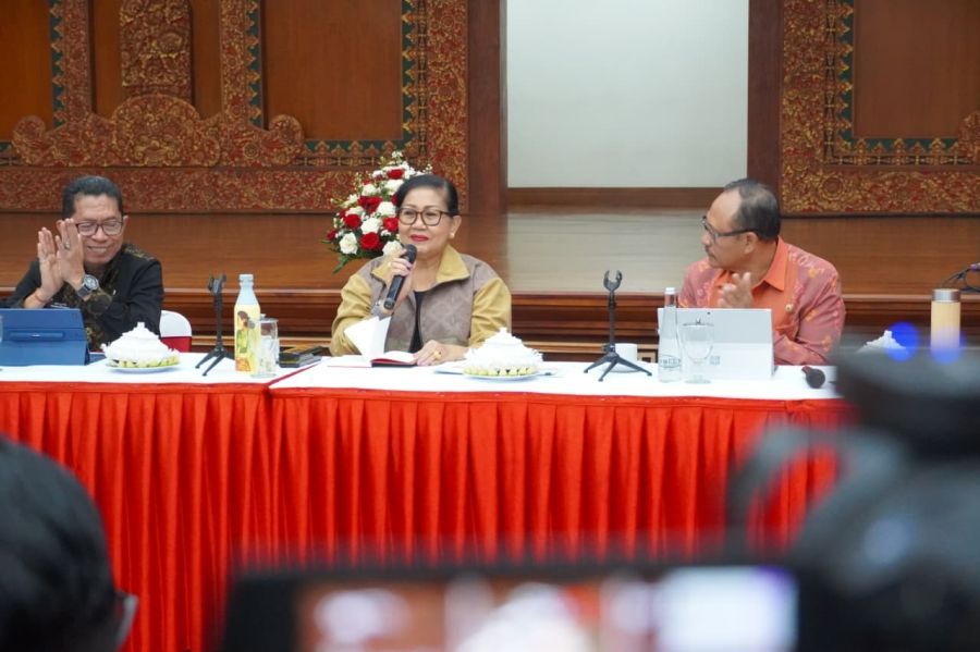 Ketua Dekranasda Provinsi Bali, Ibu Putri Koster saat memimpin Rapat Teknis Pameran IKM Bali Bangkit dan Pameran Kuliner Tradisional Bali dalam rangka PKB XLVIII Tahun 2026 di Jaya Sabha, Denpasar, Bali, Selasa (9/6/2026). (foto/sukadana)