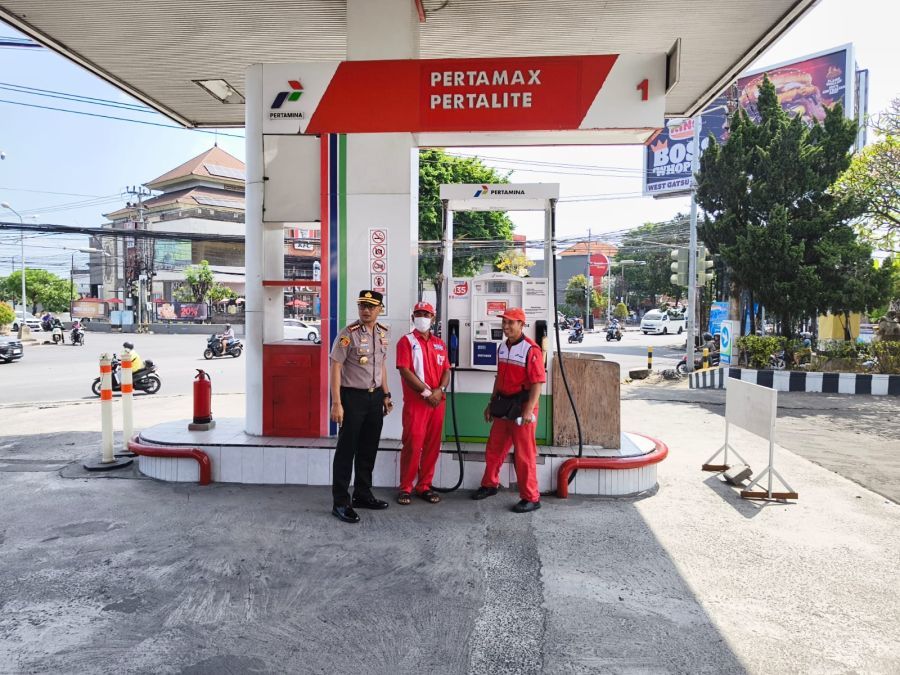 Kapolresta Denpasar, Kombes Pol. I Wayan Winaya, S.I.K., M.H., memantau salah satu SPBU di Kota Denpasar, Bali, Selasa (27/10/2026) untuk memastikan stok BBM aman. (foto/hes)