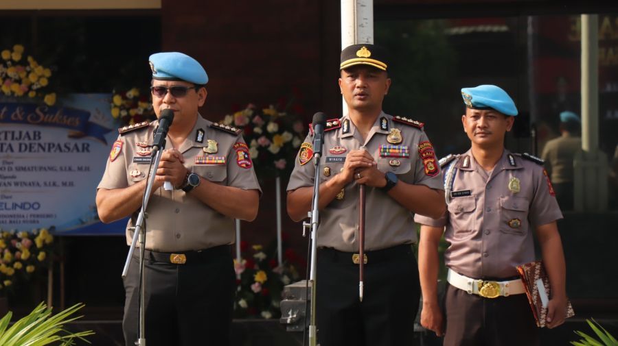 Suasana haru dan penuh kekeluargaan mewarnai Farewell Parade Kapolresta Denpasar, di Lapangan Apel Polresta Denpasar, Bali, Selasa (20/10/2026). (foto/hes)