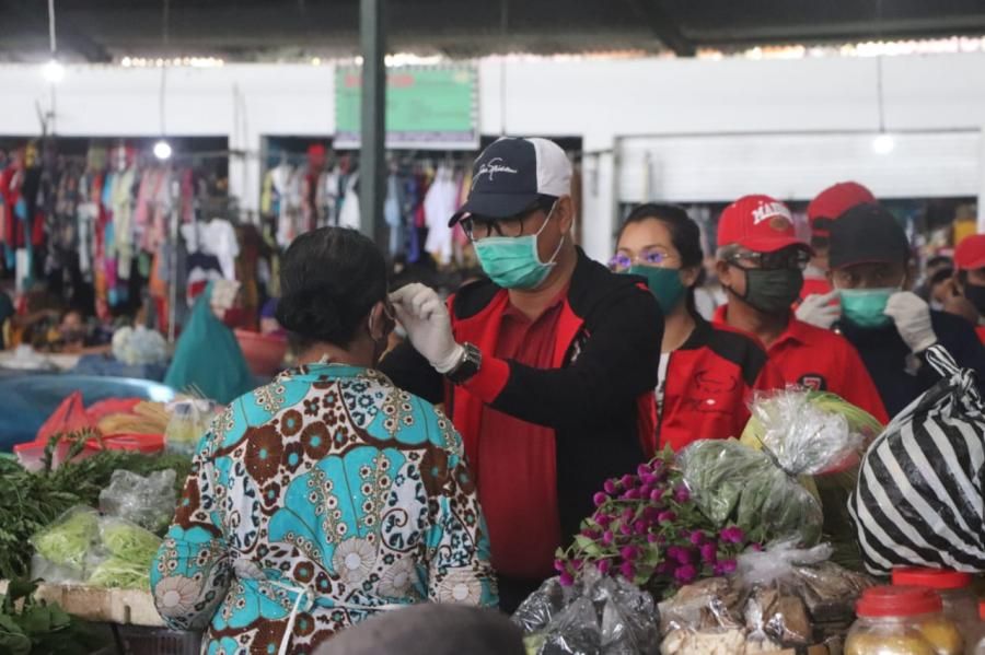 podiumnews.com-Wabup Suiasa Pimpin Penyemprotan Massal di Munggu