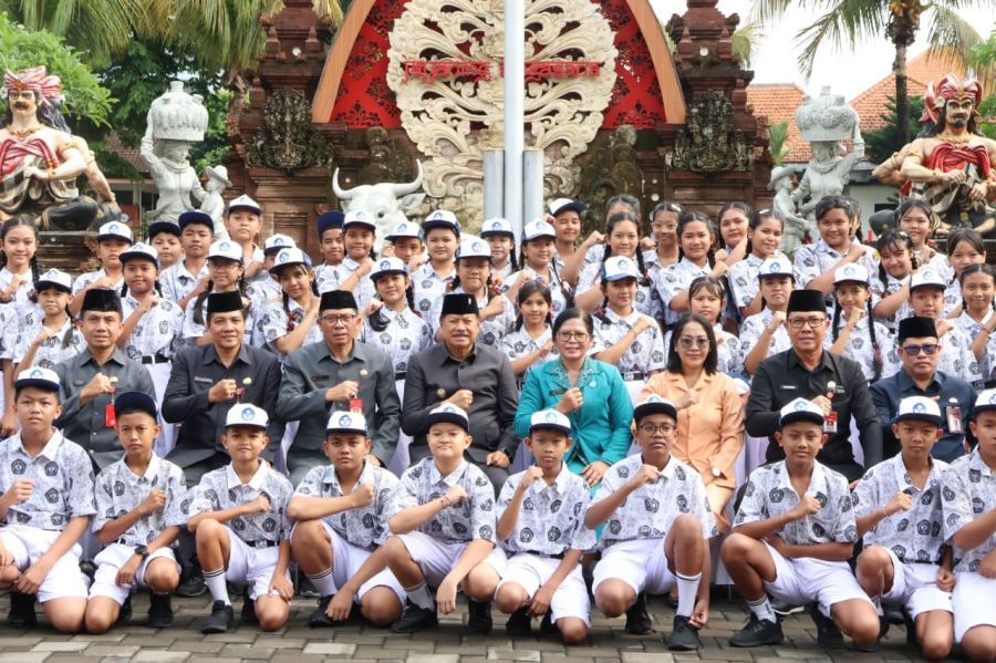 Wakil Bupati Tabanan I Made Dirga menjadi pembina upacara pada Peringatan Hari Sumpah Pemuda ke-98 Tahun 2026 Kabupaten Tabanan, di halaman depan Kantor Bupati Tabanan, Bali, Rabu (28/10/2026). (foto/prokopimtabanan)