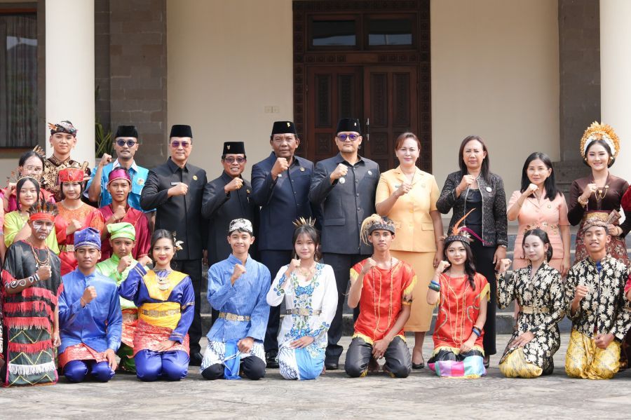 Wabup Badung Bagus Alit Sucipta menjadi Inspektur Upacara saat upacara peringatan Hari Sumpah Pemuda Ke-98 di Lapangan Mangupraja Mandala, Puspem Badung, Bali, Rabu (28/10/2026). (foto/adi)