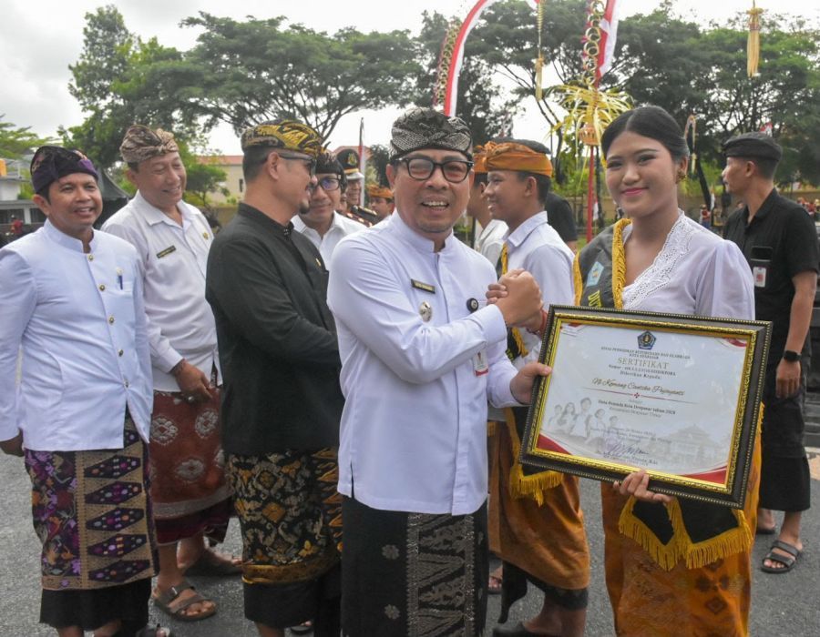 Wakil Walikota Denpasar, I Kadek Agus Arya Wibawa, saat menjadi inspektur upacara serangkaian Peringatan ke-98 Hari Sumpah Pemuda di Lapangan Lumintang, Denpasar, Bali, Rabu (28/10/2026). (foto/sukadana)