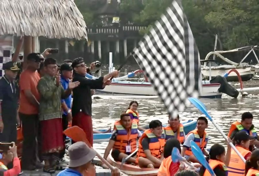 Walikota Denpasar, I Gusti Ngurah Jaya Negara, saat membuka kegiatan Susur Mangrove dan aksi bersih pesisir di Kawasan Estuary Dam Hutan Mangrove Batu Lumbung, Pemogan, Denpasar Selatan, Denpasar, Bali, Kamis (19/2/2026). (foto/sukadana)
