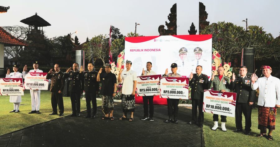 Bupati Badung I Wayan Adi Arnawa saat acara syukuran di Area Jaba Pura Lingga Bhuana, Puspem Badung, Bali, Senin (17/8/2026). (foto/adi)