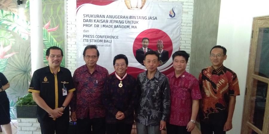 podiumnews.com-Putera Bali, Made Bandem Terima Anugerah Bintang Jasa dari Kaisar Jepang