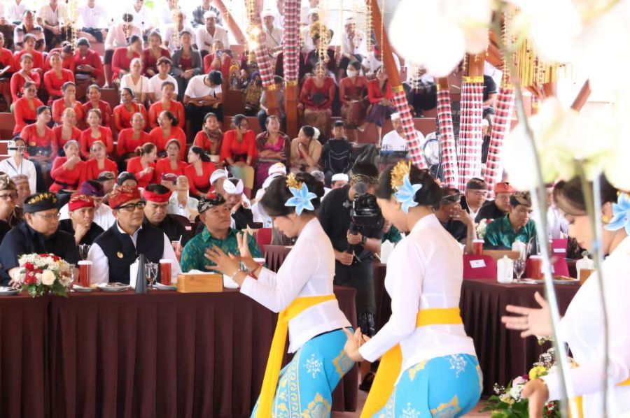 Bupati Tabanan I Komang Gede Sanjaya menyaksikan penampilan seni budaya pada pembukaan Parade Gebogan dan Baleganjur di The Blooms Bali, Bedugul, Minggu (21/6/2026). (Foto: Sukadana)