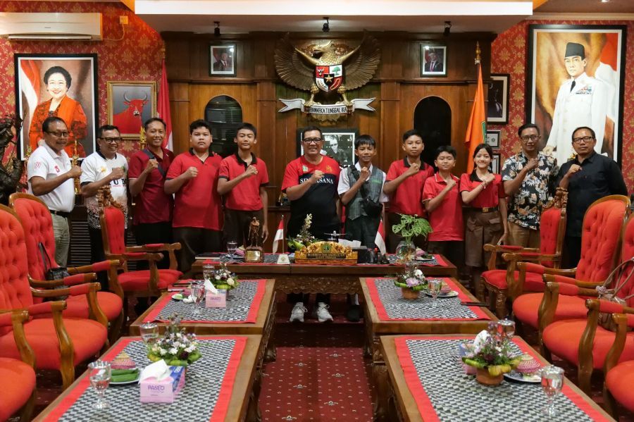 Bupati Sanjaya saat menyampaikan apresiasi dan janji peningkatan anggaran pembinaan seni siswa usai pelajar Tabanan menorehkan dua gelar Juara Nasional FLS2N 2025 di Jakarta. (foto/adi)