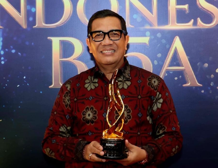 Wakil Menteri Pariwisata RI, Ni Luh Puspa menyerahkan penghargaan kepada Bupati Tabanan, Dr. I Komang Gede Sanjaya, S.E., M.M., pada acara Malam Puncak Perayaan Hari Ulang Tahun (HUT) ke-15 Kompas TV bertema “Indonesia Bisa”, di Birawa Assembly Hall, Hotel Bidakara, Jakarta, Rabu (9/9/2026). (foto/prokopimtabanan)