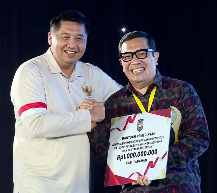 Bupati Tabanan, Dr. I Komang Gede Sanjaya, S.E., M.M. menerima penghargaan dalam acara Malam Apresiasi Pemerintah Daerah Berprestasi Tahun 2026 yang digelar di Yogyakarta Marriott Hotel, Jumat (4/6/2026). (foto/prokopimtabanan)