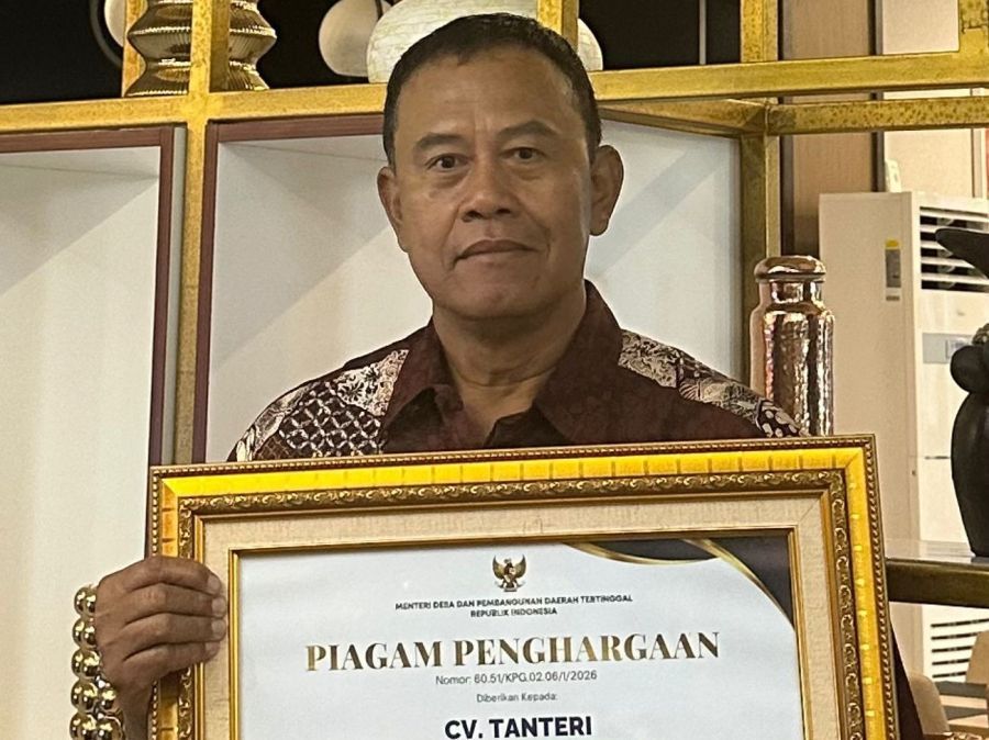 CV Tanteri yang berlokasi di Desa Pejaten, Kecamatan Kediri, berhasil meraih Juara II Lomba Desa Ekspor Tahun 2025. Penghargaan diserahkan oleh Menteri Desa, Pembangunan Daerah Tertinggal, dan Transmigrasi RI dalam kegiatan Hari Desa Nasional, di Boyolali, Jawa Tengah, Kamis (15/1/2026). (foto/prokopimtabanan)