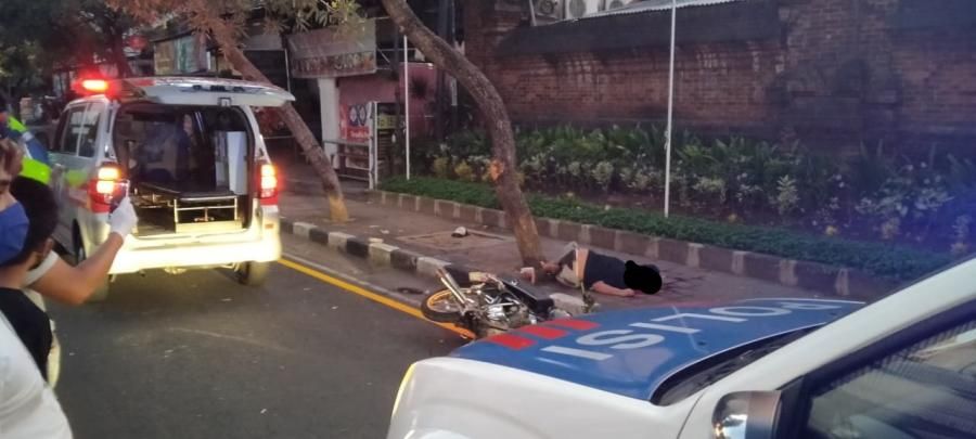 podiumnews.com-Tabrak Trotoar di Kuta, Pengendara Motor Tewas Seketika