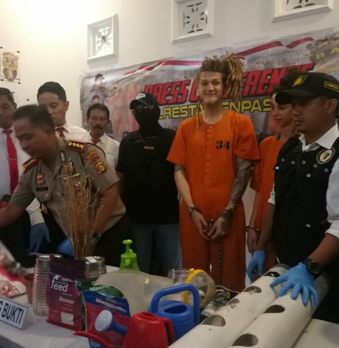 podiumnews.com-Tanam Ganja, Dua Bule Rusia Digelandang Polresta Denpasar